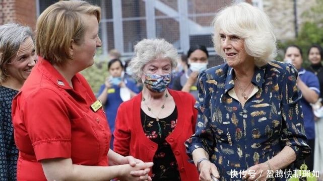 梅根|卡米拉穿蓝色衬衫裙亮相真得意!脸上皱纹挤在一起,王后位子稳了