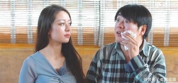 郎朗请朋友涮火锅,只顾热聊忘了妻子,吉娜正襟危坐不生气