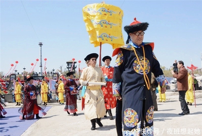 手带|此人自称是皇族后裔,身穿龙袍手带乾隆扳指,集四百人高调祭祖