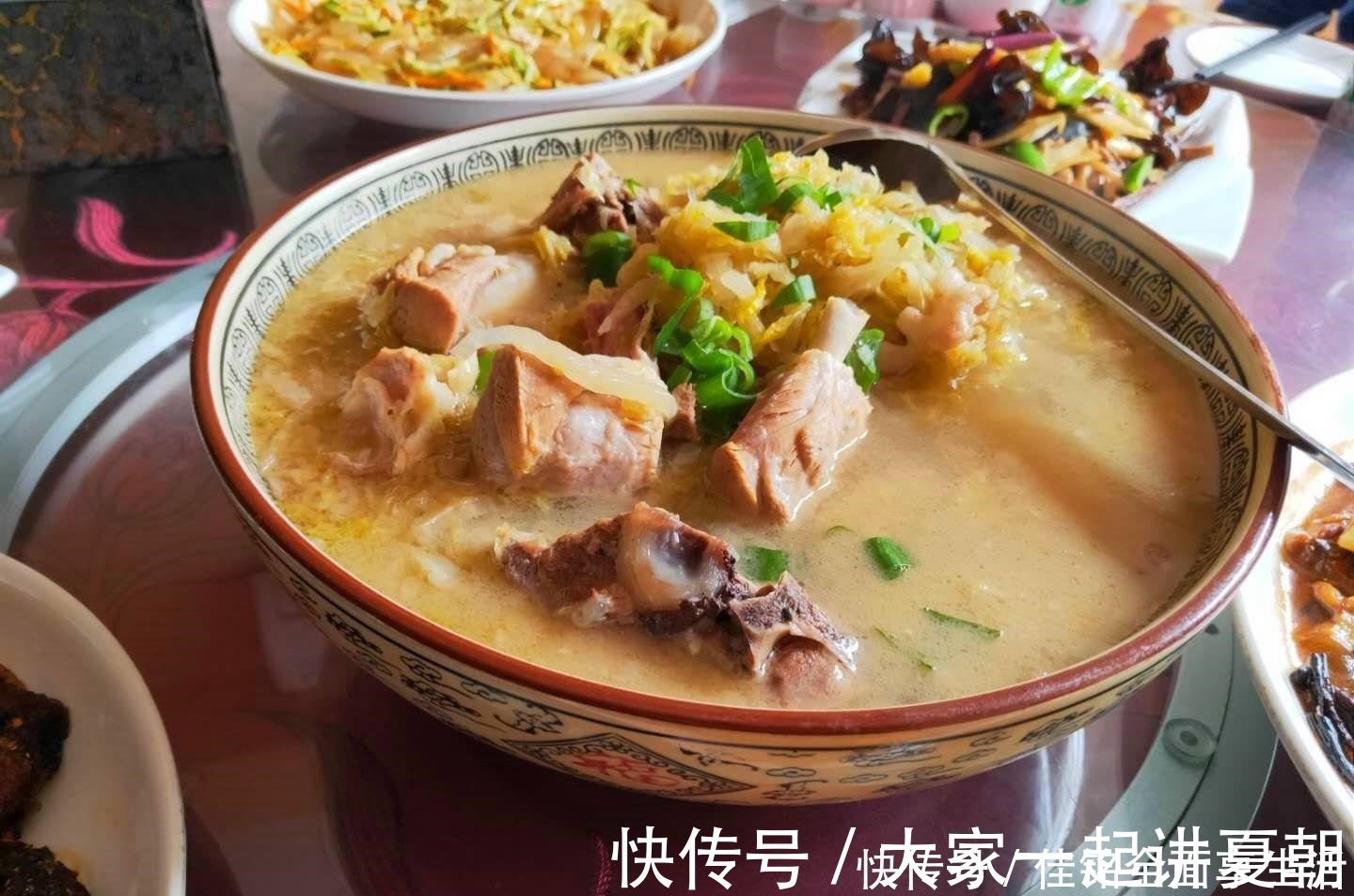 假期|假期,请南方同学吃饭,10个人8道菜,同学北方菜都这么硬吗
