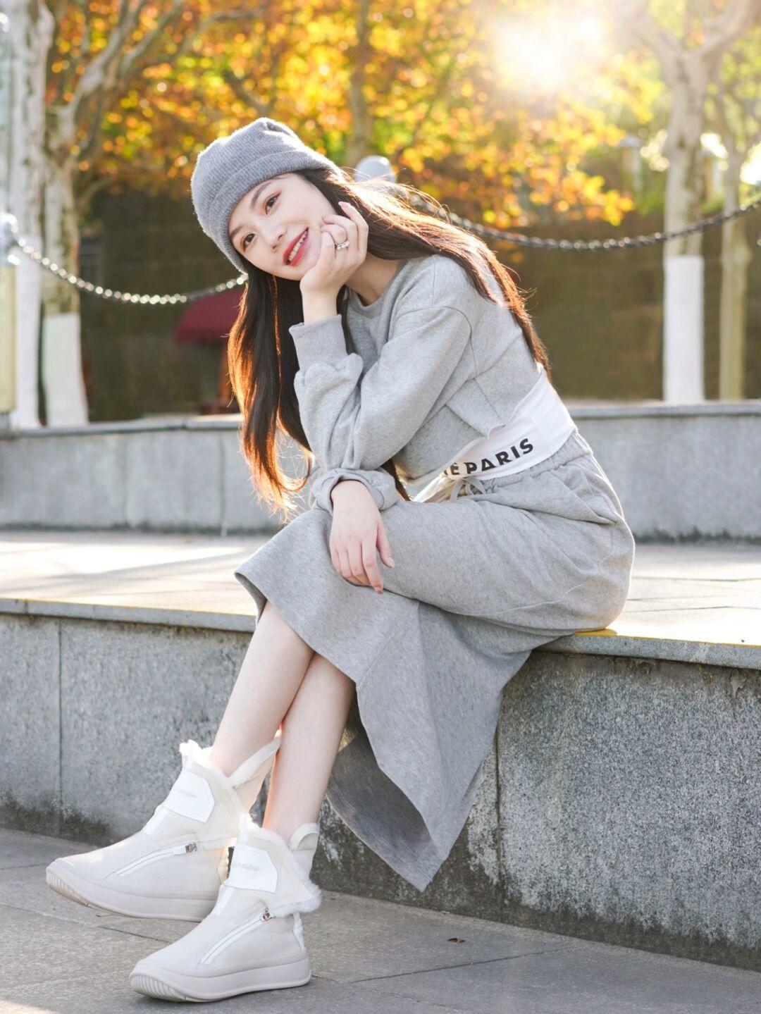 减龄 冬天穿灰色连衣裙更减龄,搭配长款外套保暖又舒适!