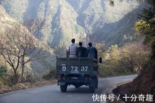 碧罗雪山|太险了！怒江的村庄，挂在高黎贡山和碧罗雪山上，薄得就像纸片片