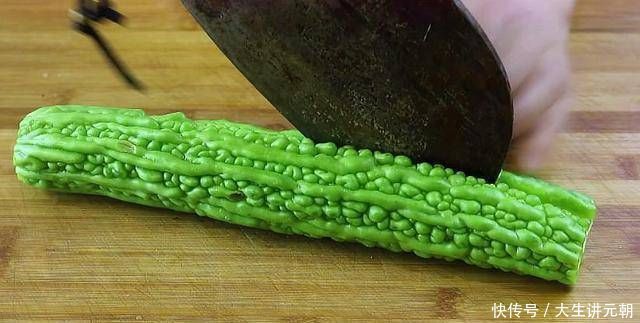 苦瓜里打入3个鸡蛋,我家一周吃6次,就连挑食的孩子也爱吃