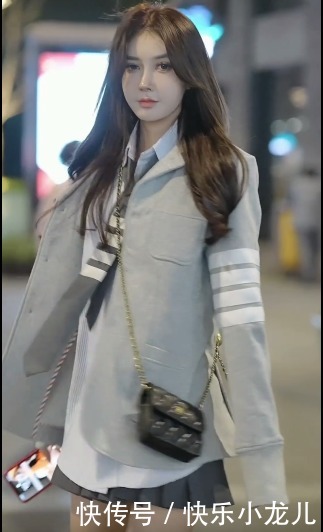 美感|校园风的套装,一席微卷的秀发随风飘扬,尽显独有的精致美感