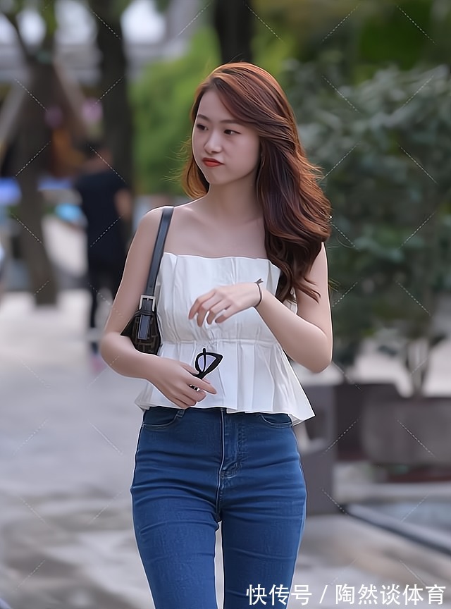 喇叭裤 白字肩上衣配蓝色牛仔喇叭裤,轻柔、轻盈、时尚