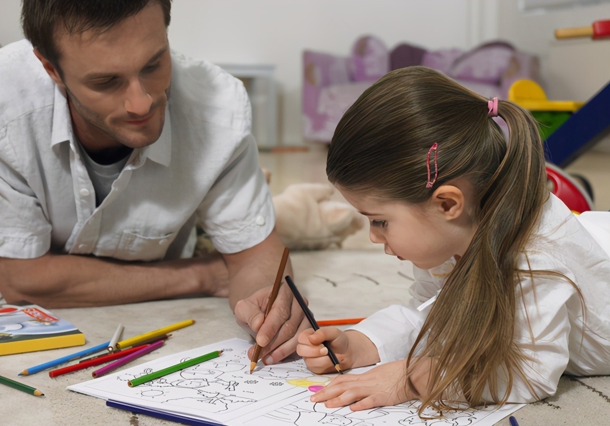 “最淡定爸爸”网络走红,被女儿打扮成“佛陀”,依旧埋头玩手机