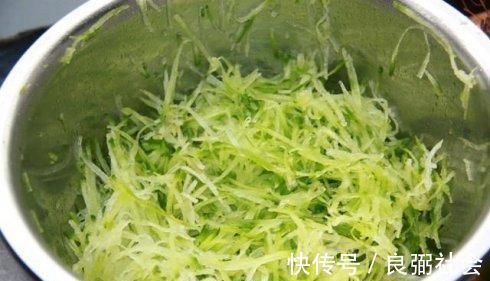 冬天吃饺子，韭菜猪肉靠边站，用此菜包饺子鲜香多汁，快来学着做