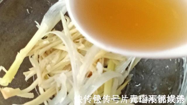 鲈鱼这样做太好吃了，肉香嫩滑，吃了几十年都没吃够，太解馋了