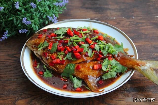 红烧金鲳鱼怎样做才好吃？教你小技巧，煎鱼皮不破，吃着味不腥