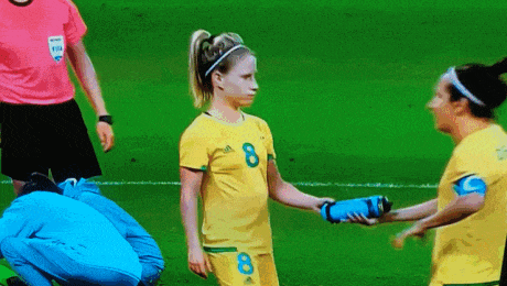 |搞笑GIF:不好意思打扰一下,请问你们是要组团去搞笑吗?