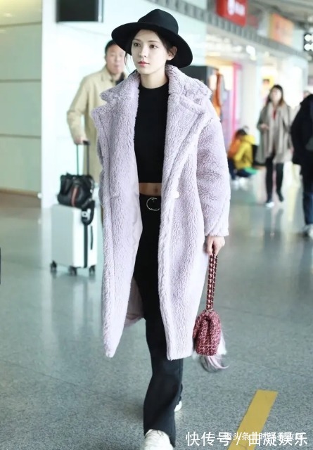 羊羔绒 “羽绒服”失宠了，今年最流行的外套是“它”，保暖时髦还减龄