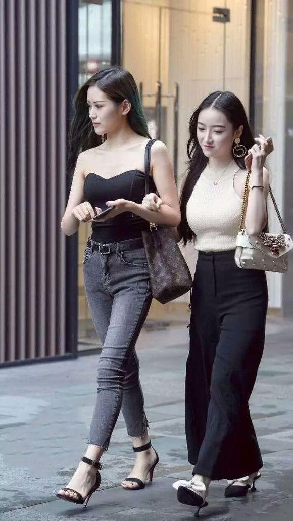 街拍：碰到两个小姐姐逛街！一个清纯一个性感，你喜欢哪一个！