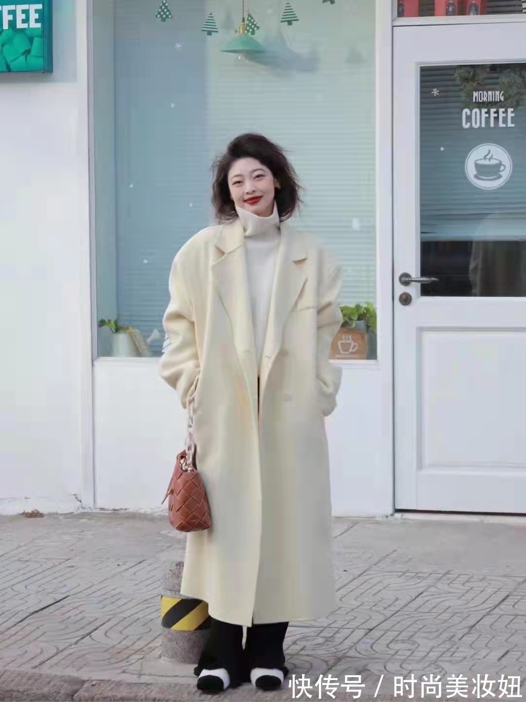 高领 “大衣+高领毛衣”太高级了,保暖又显气质,适合30、40岁的女人