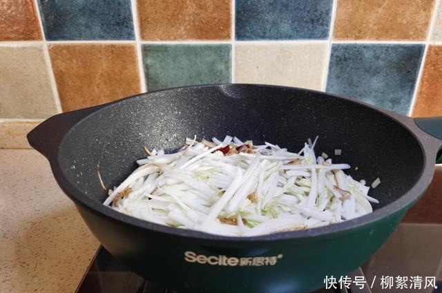 白菜帮这样做,清脆爽口又开胃,做法简单易学,太下饭了!