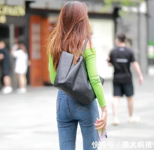 紧身牛仔裤 绿色露肩上衣搭配紧身牛仔裤,既显身材又显气质,清爽唯美有活力