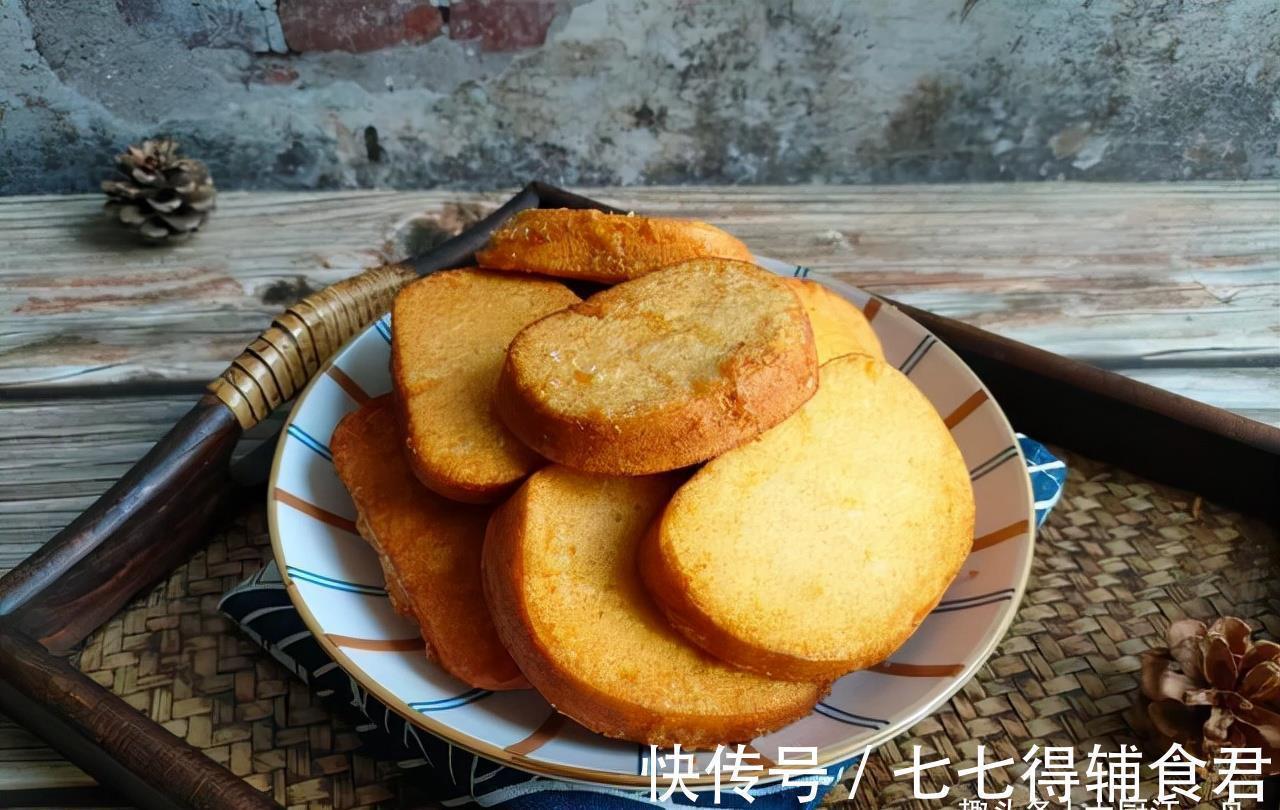 炸馒头片不要直接裹蛋液，多加1步，馒头片外酥里嫩，吃着不油腻