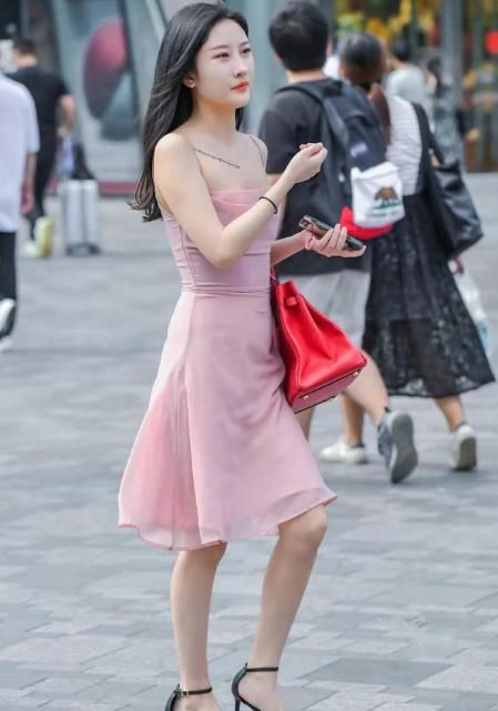 粉色吊带裙+一字小高跟，简单大方又不失时髦，独特气质一览无余