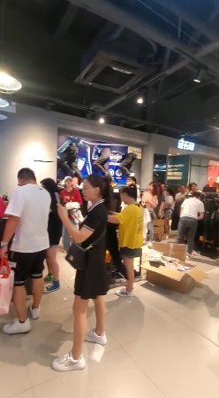 丽水|火了!丽水人顶着台风天买鸿星尔克