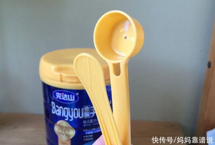 学问|为什么奶粉勺底部有一个小洞?不是一无用处,用途大有学问