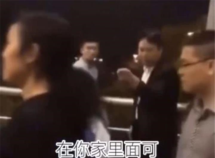 孩子|熊孩子电梯“恶作剧”,奶奶护犊子讨人嫌,女孩巧妙“一招制胜”