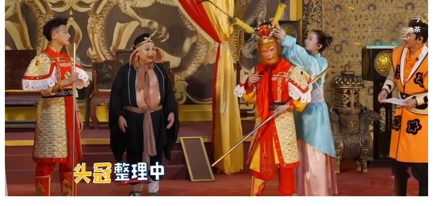 六小龄童|《萌探》感人一幕!六小龄童仔细确认面具是否开了,杨紫表现好暖