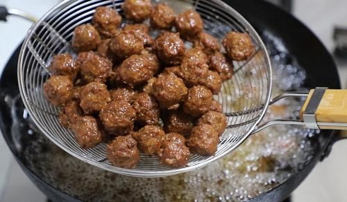 炸牛肉丸子为什么要加馒头？掌握这个小技巧，口感松软不发硬
