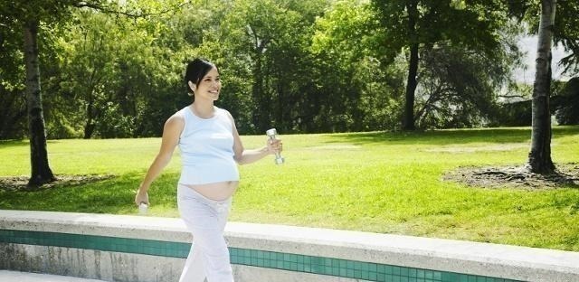 散步|孕期，孕妈散步时，尽量避开这2个时间，或许对宝宝好！