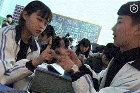 |搞笑美女GIF：撩妹果然有一手，学会了现在就去试试！！