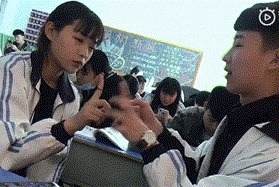 |搞笑美女GIF:撩妹果然有一手,学会了现在就去试试!!