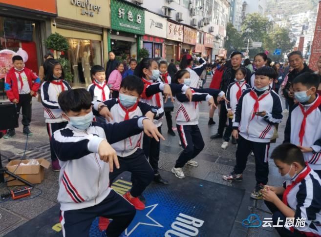 跳蚤市场|鹤峰：“跳蚤市场”热闹开市 400多小学生忙交易