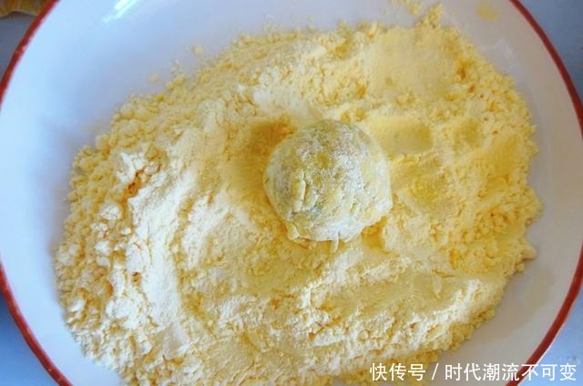 这是全家都爱吃的菜团,不用和面发面,简单省事,鲜香又解腻