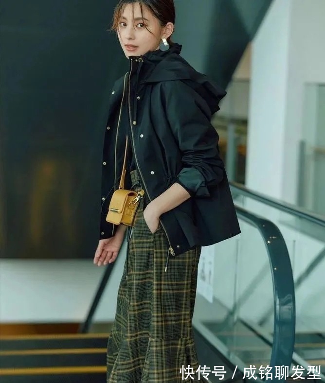 减龄|格纹半裙才是百搭单品!看这些40+博主的减龄穿搭,就知道有多美