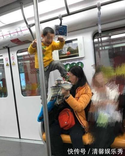 父母|5岁女孩坐公交车,一连串“恶心”行为让乘客反感:被妈妈带坏了
