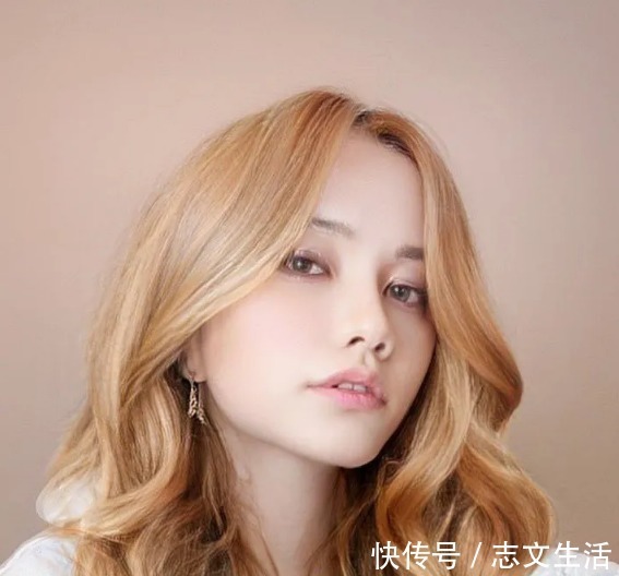 面对镜头|夫妇变闺蜜?一家三口玩cosplay,结果爸爸成了女装大佬