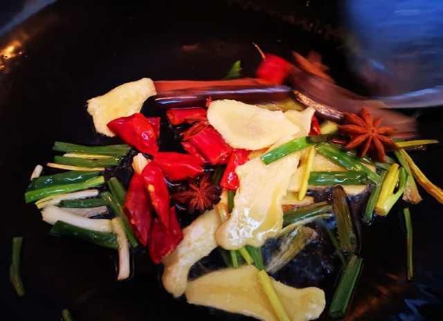 猪肉|炖排骨时加入“一样东西”，排骨20分钟就醇香软烂，材料每家都有