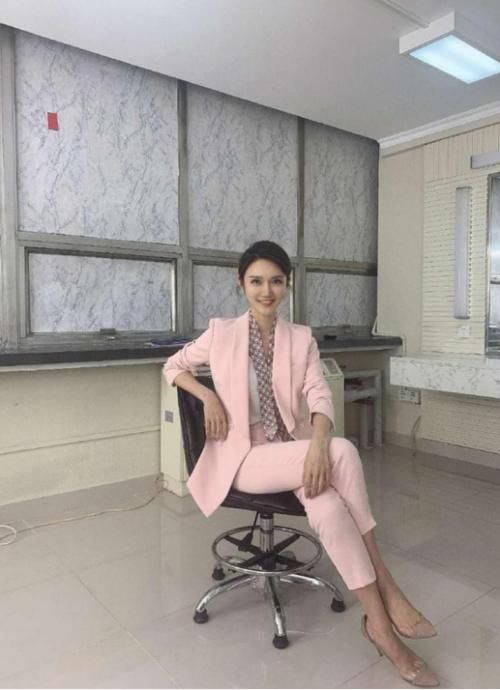 十年磨一剑，央视新生代主持人龙洋，凭什么接替董卿？