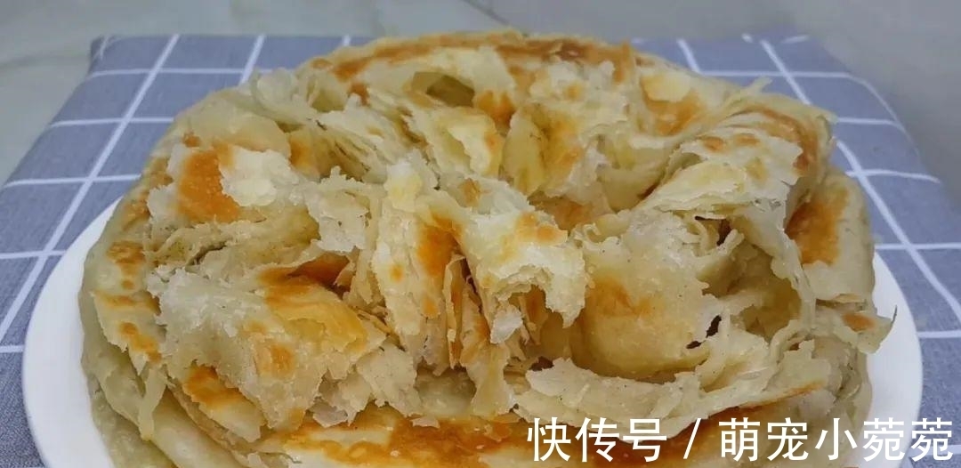 烙饼|烙饼这做法太香了,开水一烫,柔软筋道又多层,出锅孩子都抢着吃