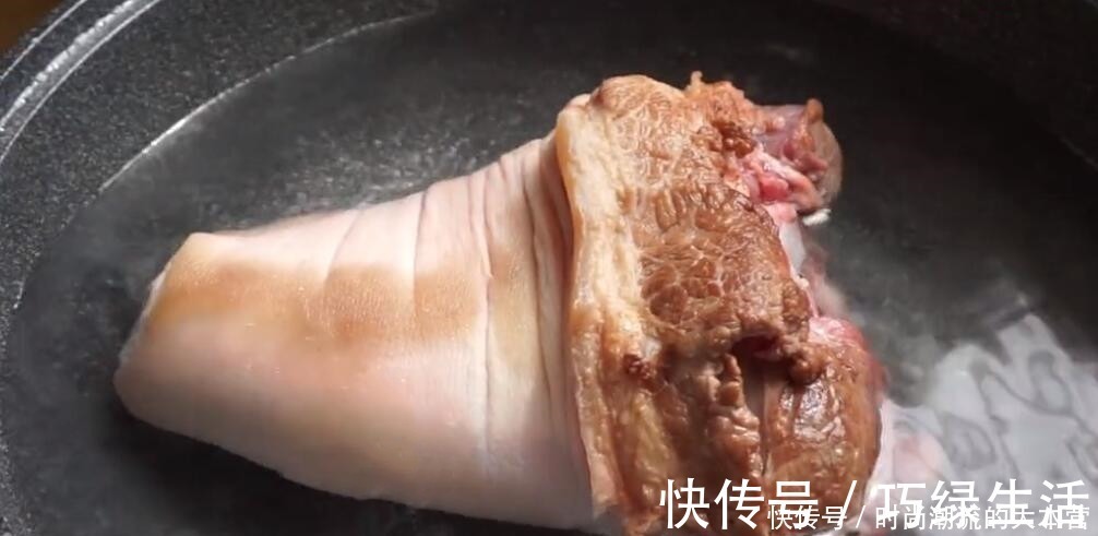 大厨教你做红烧肘子,秘制方法超简单,肉质软糯脱骨,又香又好吃