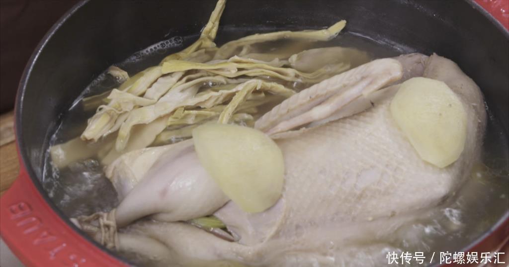  笋干老鸭煲|冬季这菜最适合“补嘴空”，汤汁鲜咸微甘，清亮不油腻，更好吸收
