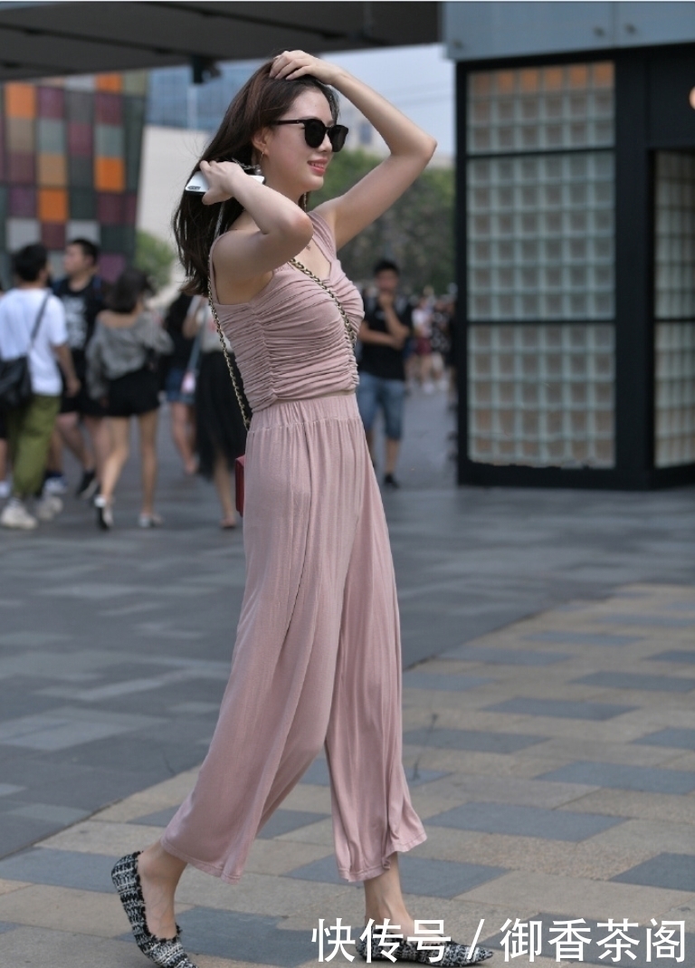 连体衣 端庄秀丽,一身宽松的裸色连体衣,也无法掩盖你的好身材!