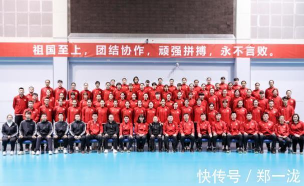 好帮手|蔡斌迎来好帮手,赖亚文亮相训练营大合影,恐成“六朝元老”