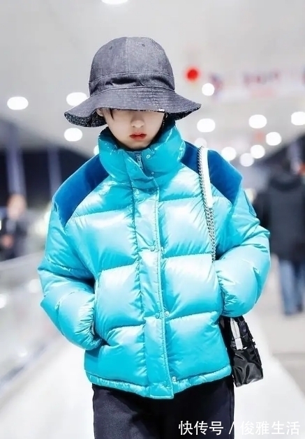 半身裙 今年冬季,羽绒服流行穿“短”不穿长,学会这样搭配,真显高