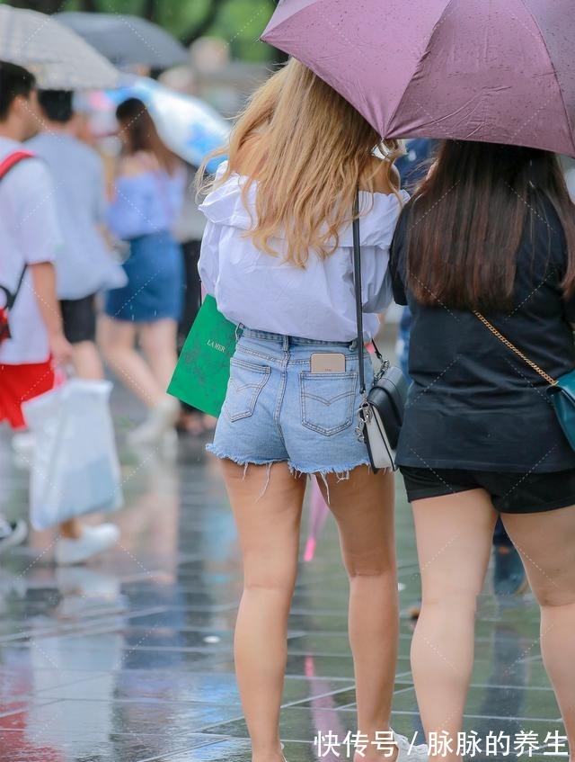 洞裤 大翻领一字肩衬衣搭配毛边破洞裤,时尚休闲,简约俏皮!