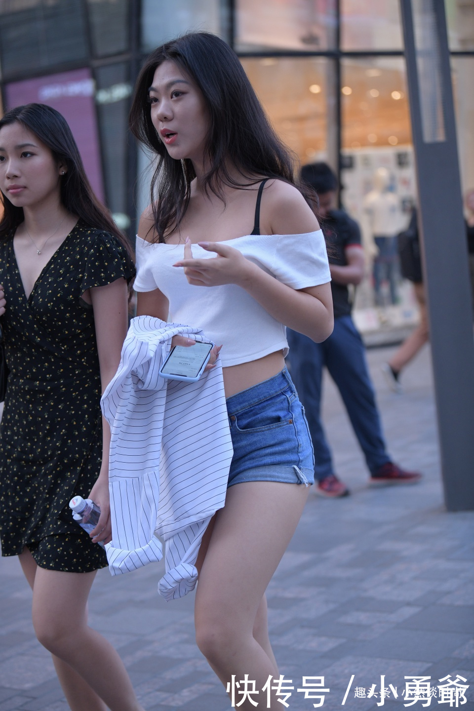 小姐姐参加粉丝聚会,白色套装清爽宜人,10厘米粉色拖拉板鞋抢眼