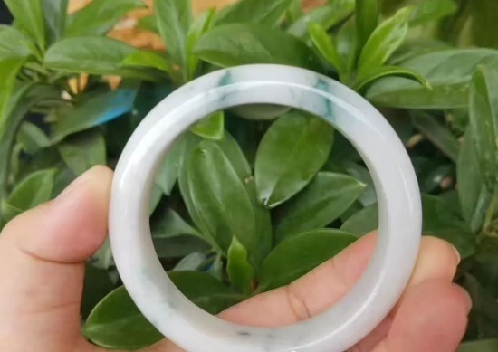 蓝绿|580买下的老坑料子,一刀切出糯冰种飘蓝绿花,起货后大家都眼直了