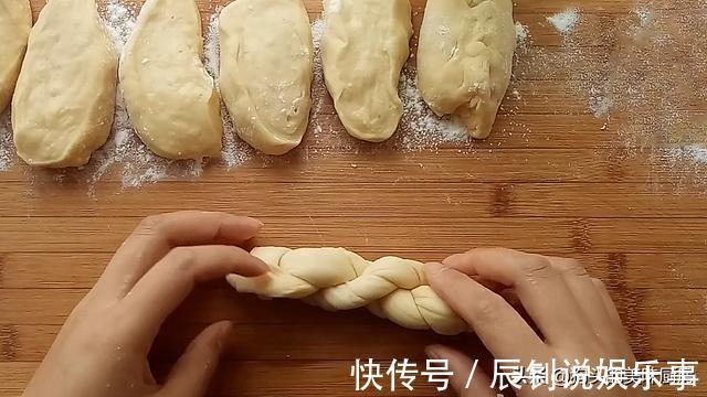 油炸|女儿想吃麻花，自己在家就可以做，淋上蜂蜜，香甜松软，太香了
