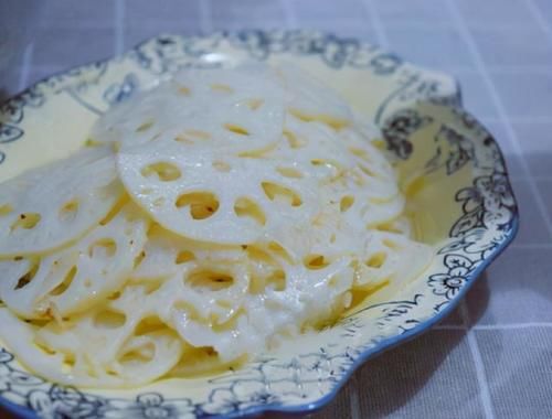 莲藕一下锅炒就发黑？大厨教我1个妙招，藕片白净爽脆超好吃