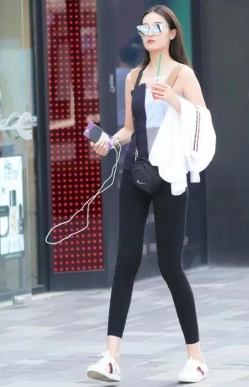 街拍：美女很有街头的气质感，黑色的紧身裤很显腿长