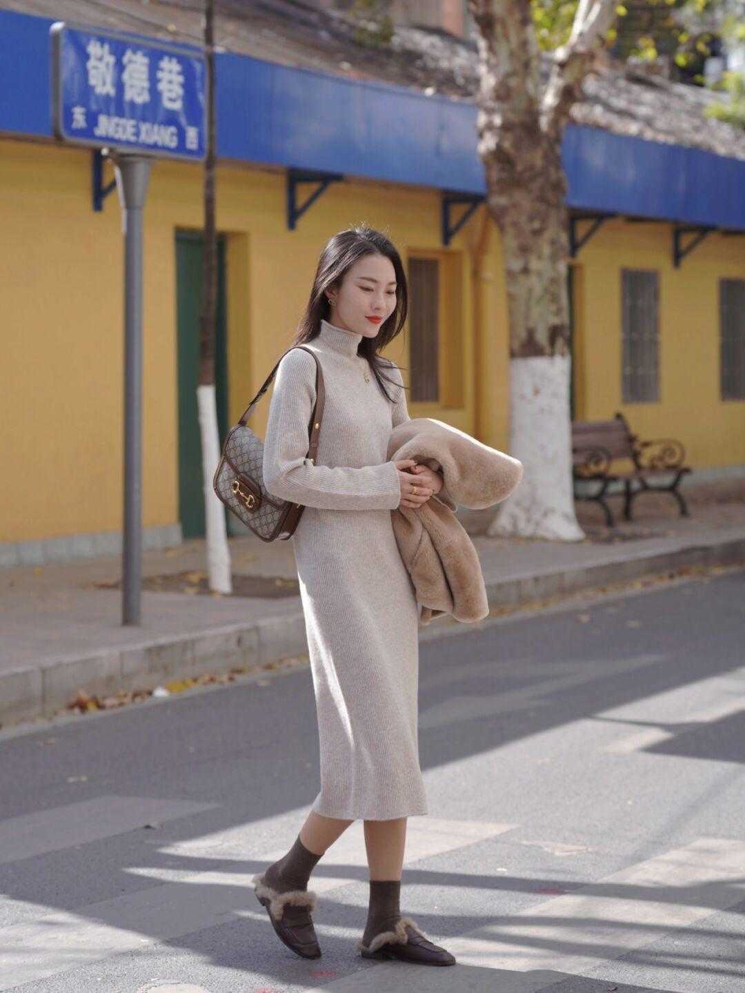 卡其色|通勤连衣裙就备这几条,精致优雅又有职业范,穿上秒变“大佬”