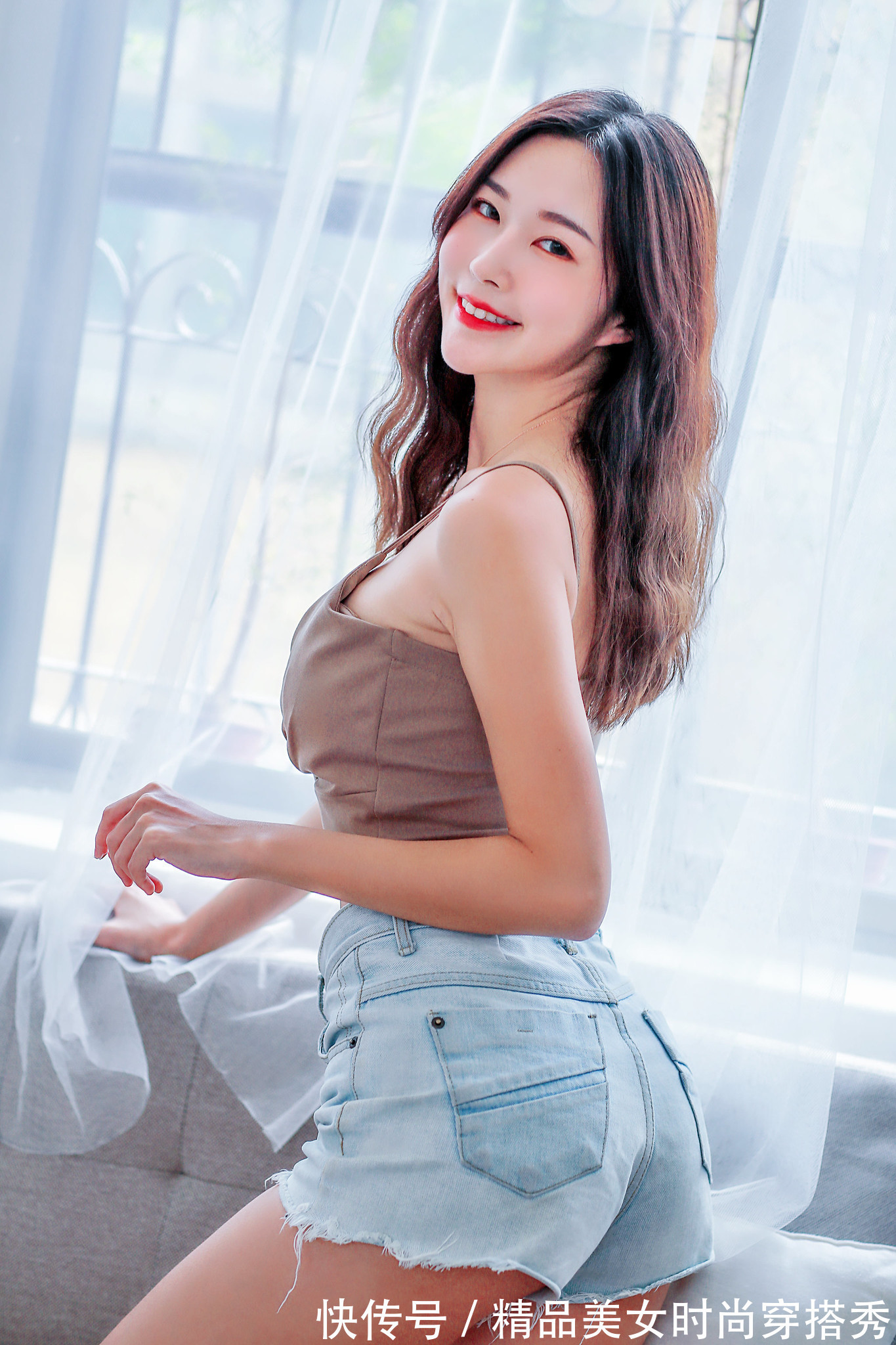 牛仔短裤|夏日最清凉的装扮,吊带搭配牛仔短裤,清爽又帅气